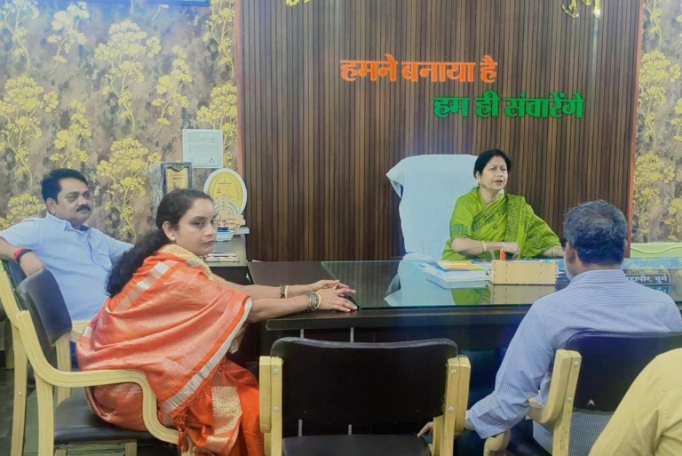 Durg : शहर के डिवाइडरों पर लगे कटआउट हटेंगे, महापौर ने दिए सख्त कार्रवाई के निर्देश ...
