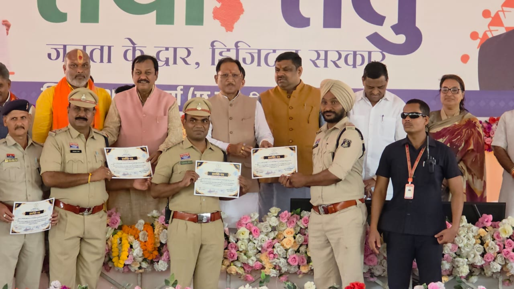 Durg : बाढ़ के दौरान दुर्ग पुलिस द्वारा किए गए राहत एवं बचाव कार्यों की माननीय मुख्यमंत्री जी द्वारा सराहना की गई तथा इस कार्य में योगदान देने वाले पुलिस अधिकारियों एवं कर्मचारियों को पुरस्कृत किया गया। ...