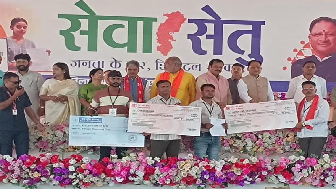 Durg : मुख्यमंत्री विष्णु देव साय ने सेवा सेतु शिविर में स्वच्छता दीदियों और स्वच्छता मित्रों का किया सम्मान, ...