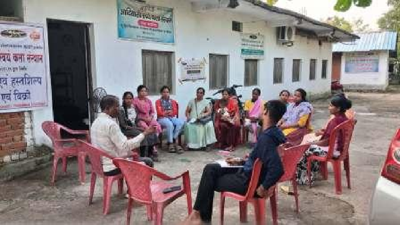 CG : चिरौंजी प्रसंस्करण से आत्मनिर्भर बनेंगी बीजापुर की दीदियां, मूल्य संवर्धन की तकनीक सीखने पहुंचीं सालेकसा …