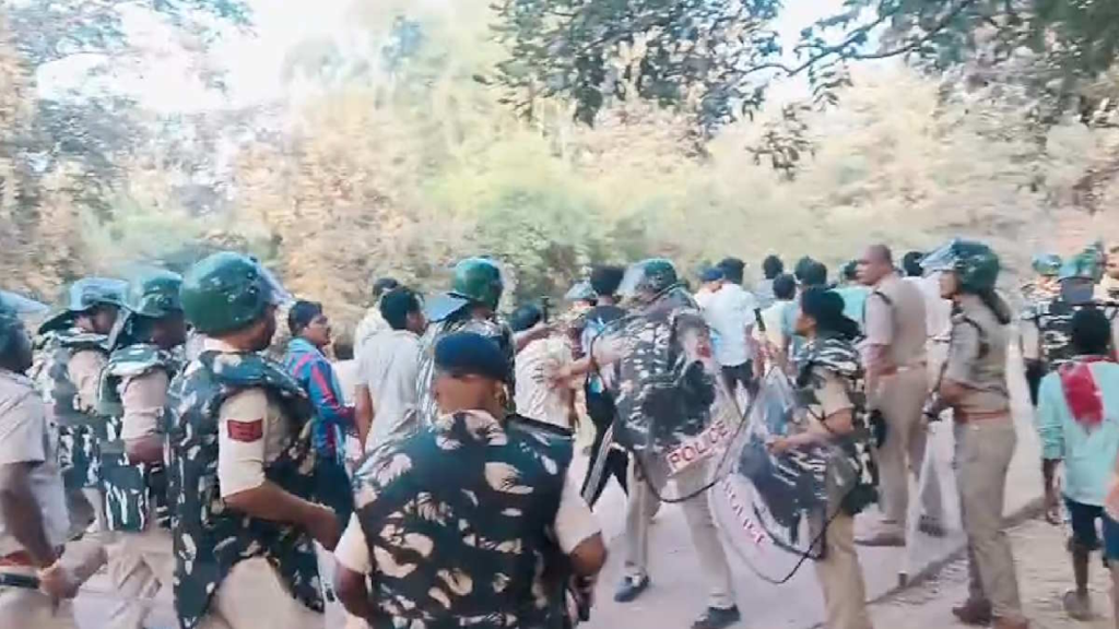 CG : गर्मी से पहले गहराया जल संकट, पीने के पानी के लिए प्रदर्शन कर रहे ग्रामीणों को पुलिस ने उठाया …