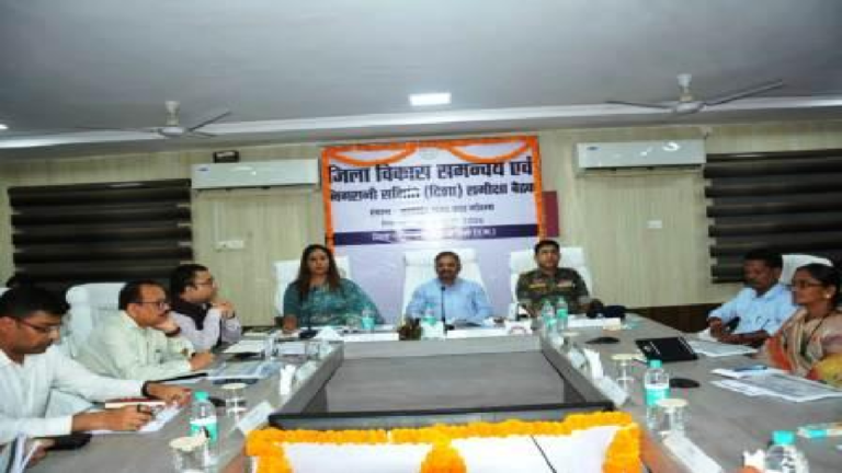 CG : शिक्षा, स्वास्थ्य, कृषि और पेयजल सुविधाओं के सुदृढ़ीकरण पर विशेष ध्यान दें : सांसद संतोष पांडे …