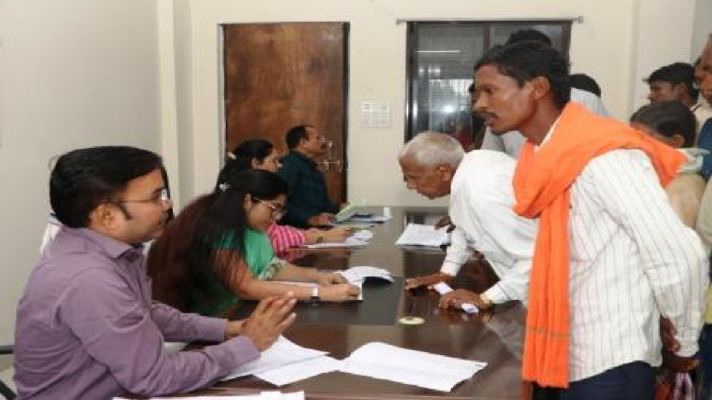 CG : साप्ताहिक जनदर्शन में कलेक्टर ने सुनी आमजनों की समस्याएं ….