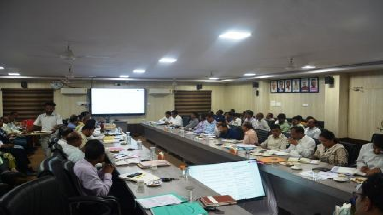 CG : समय-सीमा की बैठक: सरकारी योजनाओं की समीक्षा, लंबित मामलों को जल्द निपटाने के सख्त निर्देश …