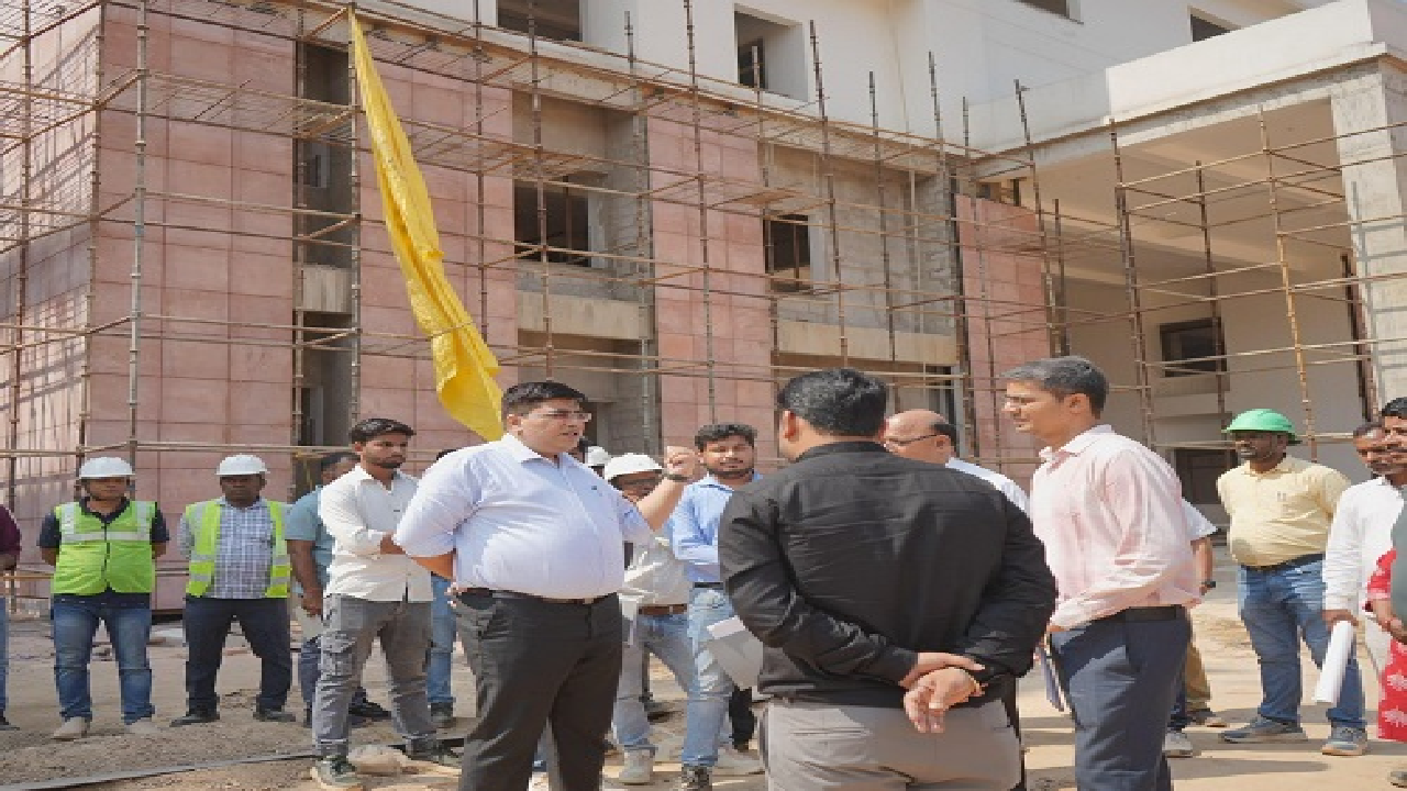 CG : कलेक्टर कुणाल दुदावत ने मेडिकल कॉलेज भवन निर्माण कार्य का किया निरीक्षण …