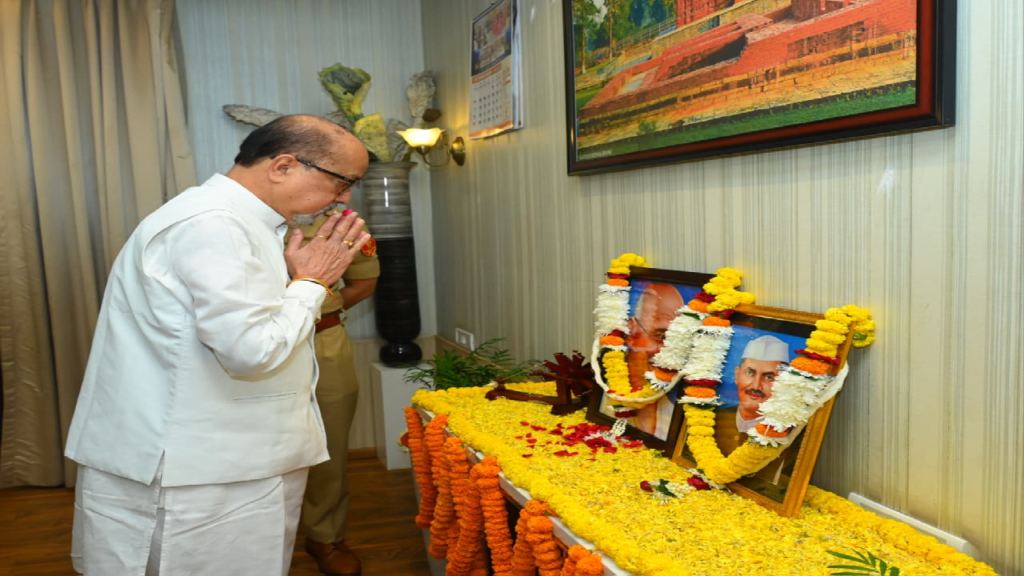 राज्यपाल रमेन डेका ने महात्मा गांधी एवं लाल बहादुर शास्त्री को श्रद्धा सुमन अर्पित किए ...