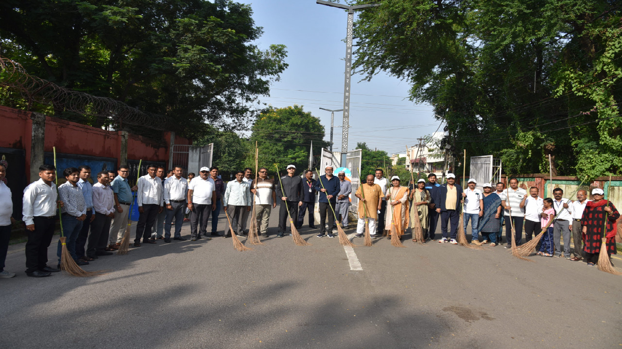 राज्यपाल डेका ने गांधी जयंती पर की साफ-सफाई ...