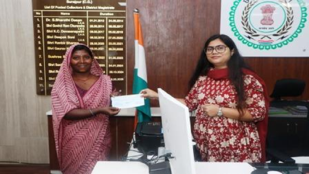 CG : सक्षम योजना से आत्मनिर्भरता की ओर बढ़े कदम, कलेक्टर ने तीन महिलाओं को प्रदान किया 40-40 हजार रुपये का चेक …