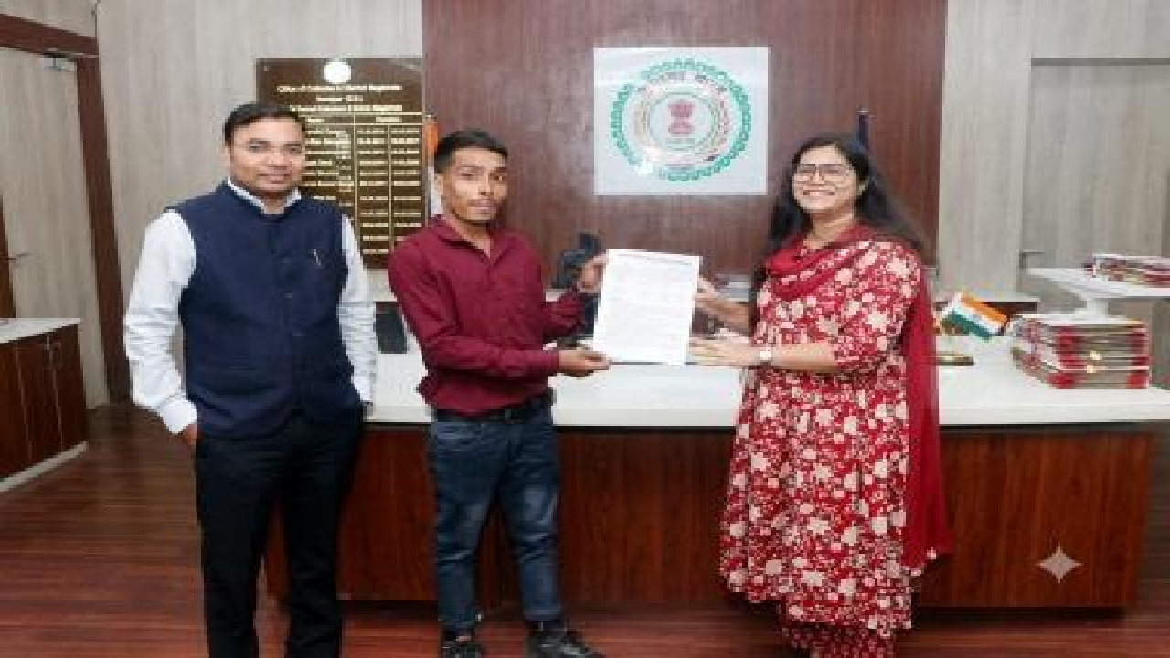 CG : कलेक्टर ने अनुकंपा नियुक्ति पत्र सौंपकर आश्रित परिवार को दिया संबल …
