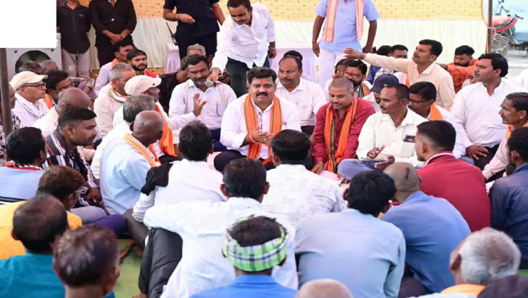 CG : एक शिकायत पर एक्शन में आए डिप्टी CM, जमीन पर बैठकर सुनी ग्रामीणों की समस्या, सड़क उखाड़कर दोबारा बनाने के निर्देश …