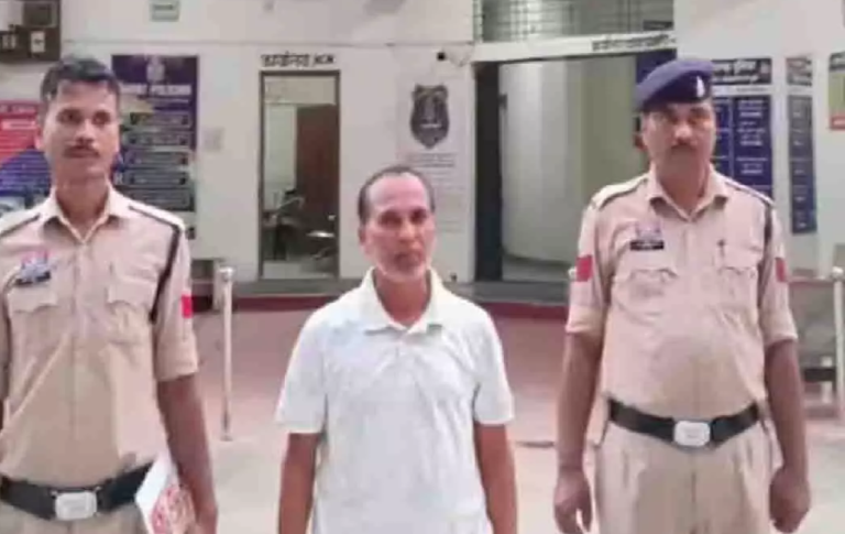 CG : ऋषि-मुनियों पर आपत्तिजनक पोस्ट! आरोपी शिक्षक पुलिस को देखकर की भागने की कोशिश …
