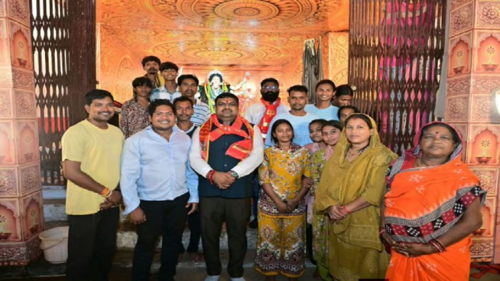 CG : नवयुवक उत्कल दुर्गा उत्सव समिति के पंडाल में पहुंचे शिक्षा मंत्री यादव …