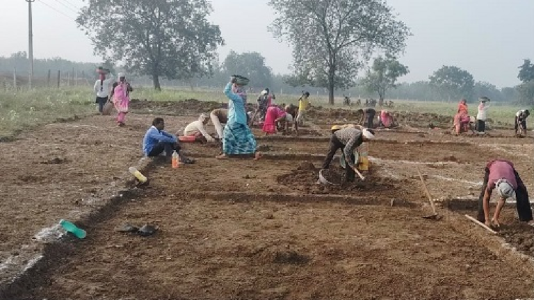 CG : सामुदायिक डबरी निर्माण से जल संरक्षण और ग्रामीण आजीविका को मिलेगा नया आधार …