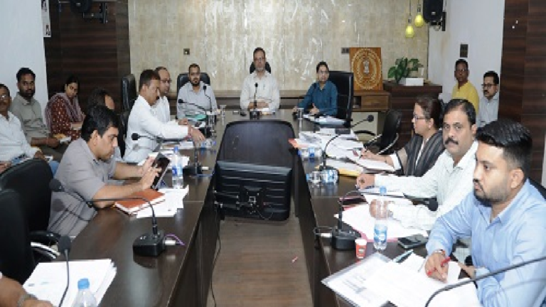 CG : समय-सीमा की बैठक में कलेक्टर ने सीएम हेल्पलाइन, पीएम सूर्यघर योजना के कार्यों की प्रगति की समीक्षा …