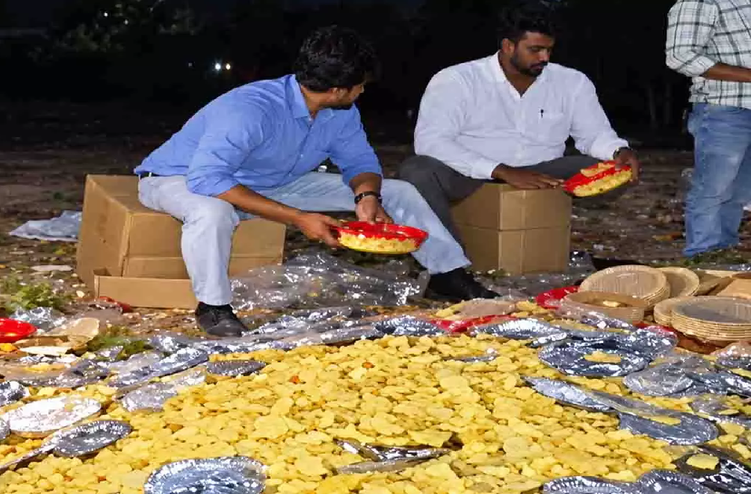 CG : भिलाई में मिठाई फैक्ट्रियों पर छापा, 2500 किलो मिठाई और 1000 लीटर दूध नष्ट …