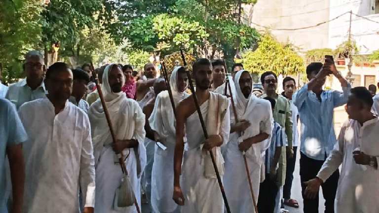 CG : पटवा भवन में बच्चों ने नाट्य मंचन से जीवंत किए चारों दादा गुरुदेव के जीवन प्रसंग …