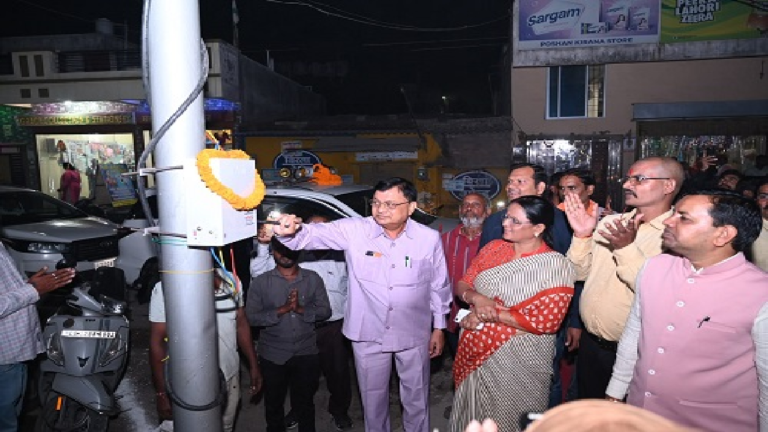 CG : सीएसईबी चौक में वेटिंग शेड का लोकार्पण, तीन प्रमुख मार्गों पर 195 स्ट्रीट लाइटों से बढ़ेगी रोशनी …