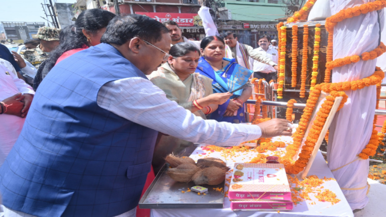 गांधी जयंती पर प्रभारी मंत्री रामविचार नेताम ने मनेंद्रगढ़ में महात्मा गांधी और लाल बहादुर शास्त्री को किया नमन ...