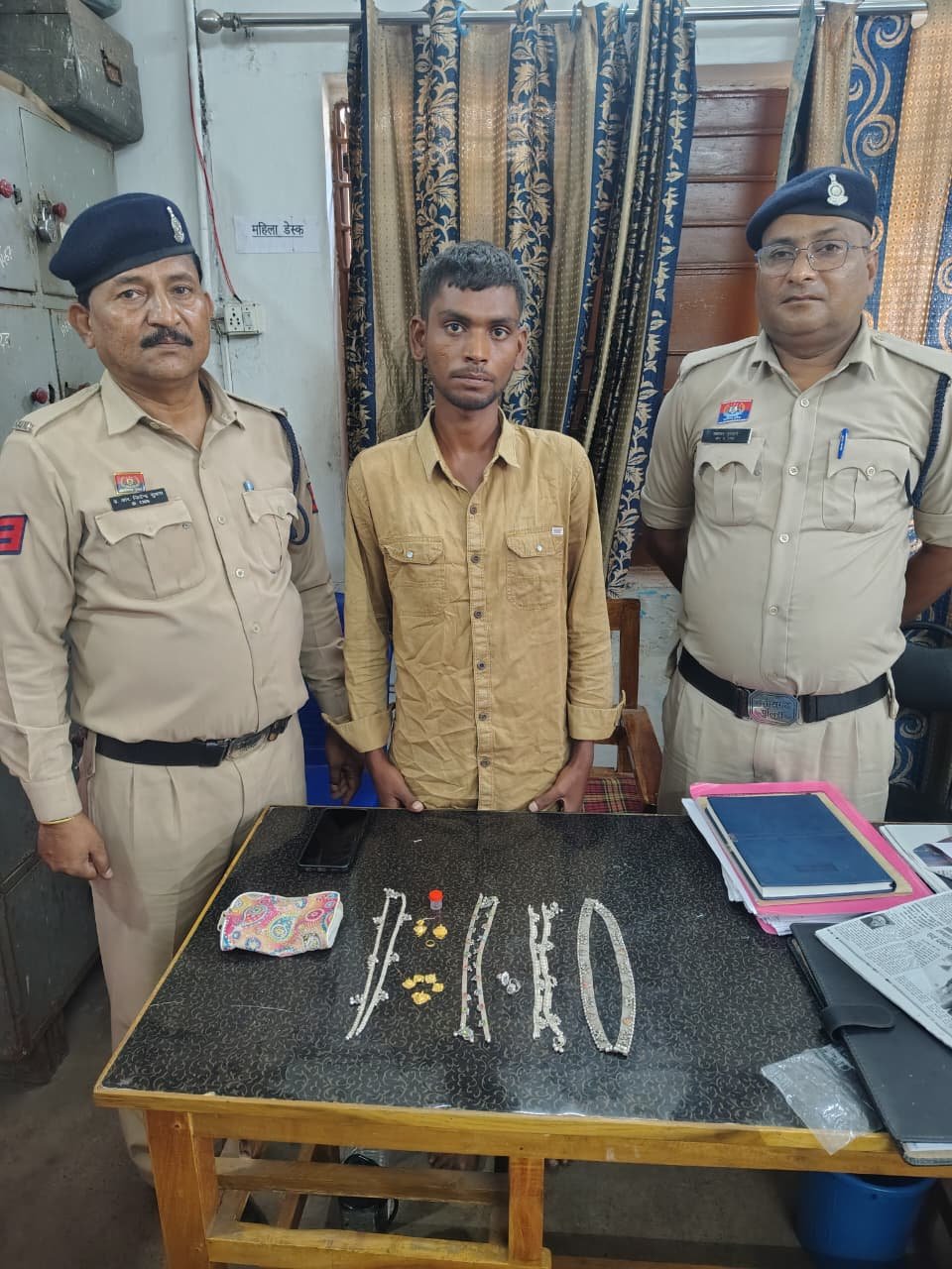 Durg : घर में प्रवेश कर सोने-चांदी के आभूषण एवं नगदी चोरी करने वाला आरोपी गिरफ्तार, चोरी की संपत्ति बरामद