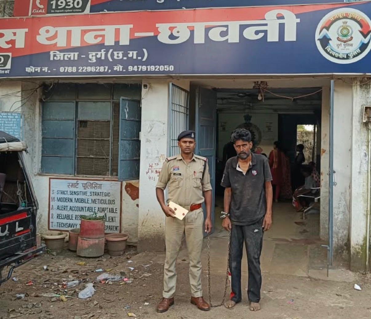 Durg : अवैध सूखा नशा मुक्ति पर दुर्ग पुलिस की लगातार कार्यवाही जारी,पावर हाउस ब्रिज के नीचे राजराजेश्वरी मंदिर के पीछे अवैध रूप से चिट्टा/हेरोइन बिक्री करते एक आरोपी गिरफ्तार, 8.79 ग्राम मादक पदार्थ सहित ₹1,81,300 की सामग्री जप्त