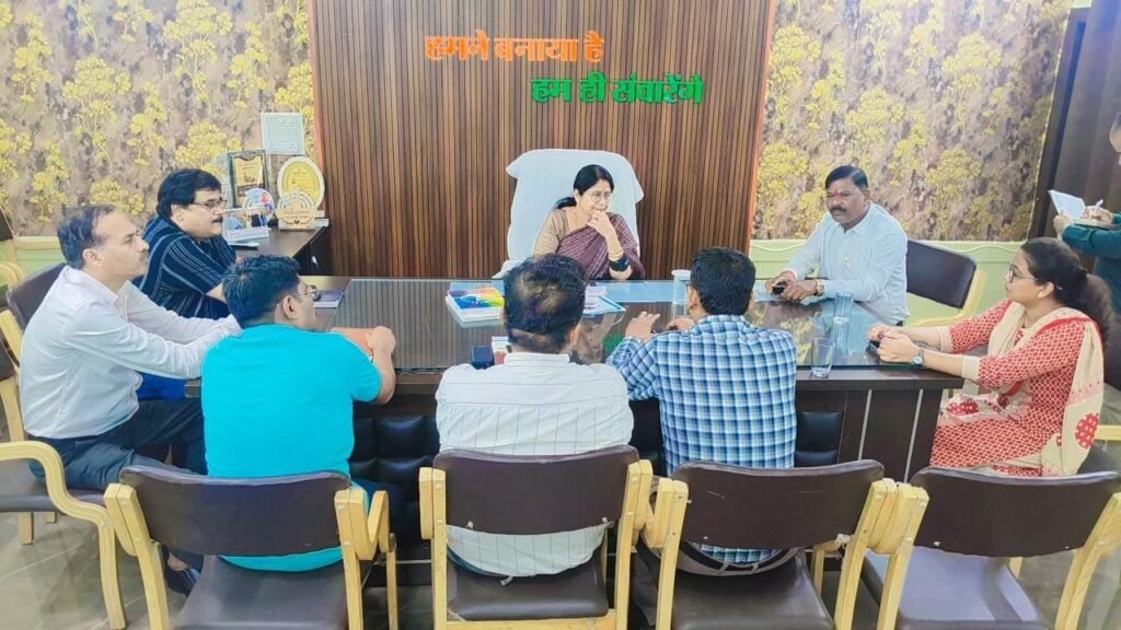 Durg : -शहर में चल रहे छोटे-बड़े निर्माण कार्यों की महापौर अलका बाघमार ने अफसरों के साथ की समीक्षा,