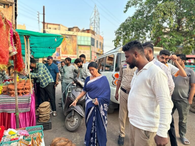 Durg : -त्योहारी सीजन में इंदिरा मार्केट की व्यवस्था सुधारने सड़क पर उतरीं महापौर अलका बाघमार, दो घंटे किया निरीक्षण,