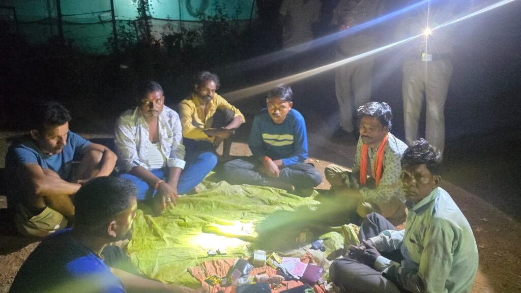 Durg : थाना धमधा पुलिस की जुआ के विरुद्ध कार्रवाई, ग्राम सोनेसरार में 52 पत्ती ताश से जुआ खेलते 07 आरोपी गिरफ्तार, ₹14,100 नगद एवं 06 मोबाइल सहित कुल ₹1,08,100 की सामग्री जप्त