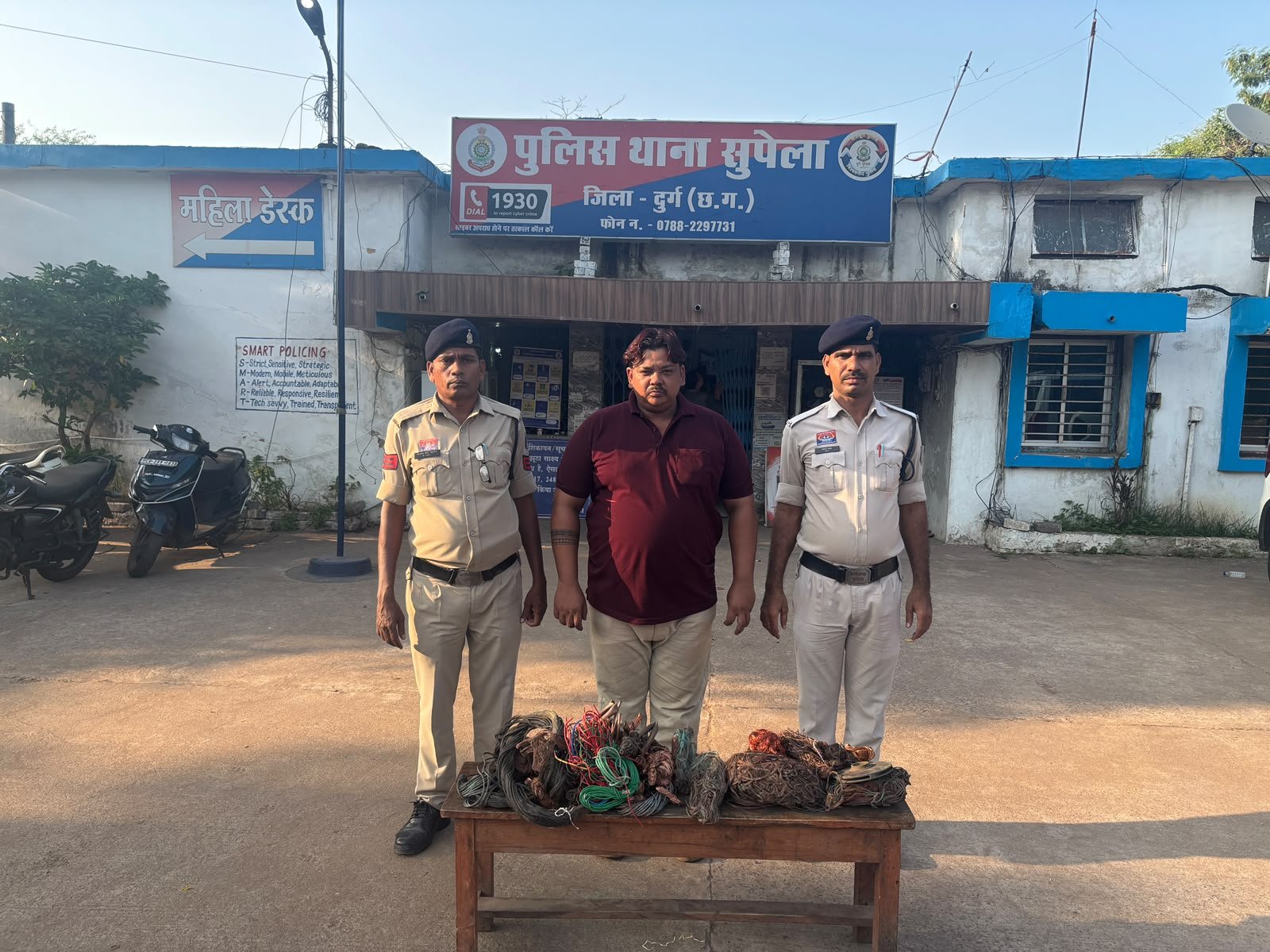 Durg : निर्माणाधीन मकान से चोरी किए गए कॉपर वायर खरीदने वाला कबाड़ी गिरफ्तार, चोरी का वायर एवं रेलवे पटरी में उपयोग होने वाला लोहे का सामान बरामद