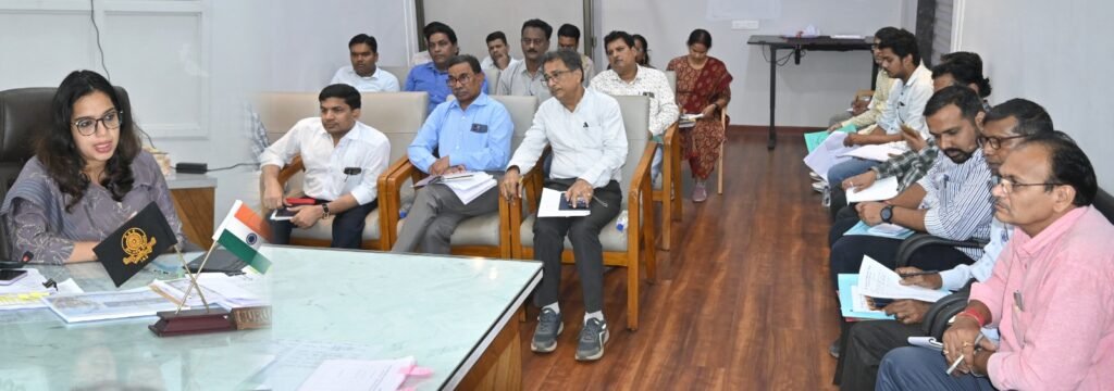 Durg : निगम आयुक्त ने ली समीक्षा बैठक, राजस्व वसूली बढ़ाने सहित विभिन्न कार्यों में तेजी लाने के दिए निर्देश