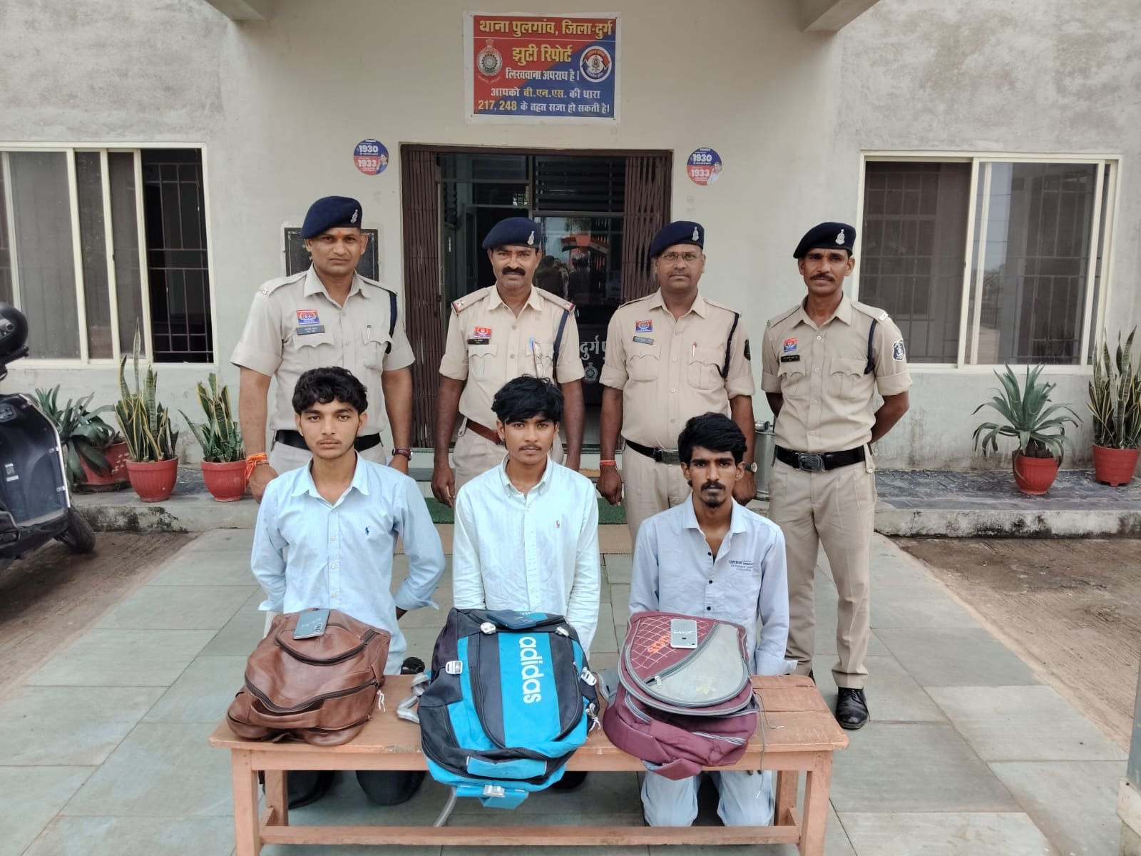 Durg : पुलिस की बड़ी सफलता ,नशे के अंतरराज्यीय नेटवर्क पर दुर्ग पुलिस की कार्रवाई, राजस्थान के 03 आरोपी गिरफ्तार, 15.737 किलोग्राम गांजा एवं 03 मोबाइल फोन जप्त