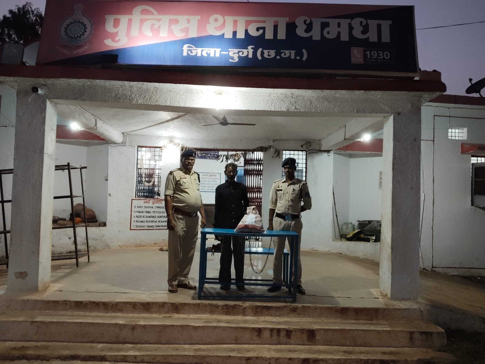 Durg : अवैध शराब बिक्री पर दुर्ग पुलिस की लगातार कार्रवाई जारी ,अवैध देशी शराब परिवहन करते 65 वर्षीय आरोपी गिरफ्तार, 30 पौवा शराब एवं वाहन सहित कुल ₹63,000 की सामग्री जप्त