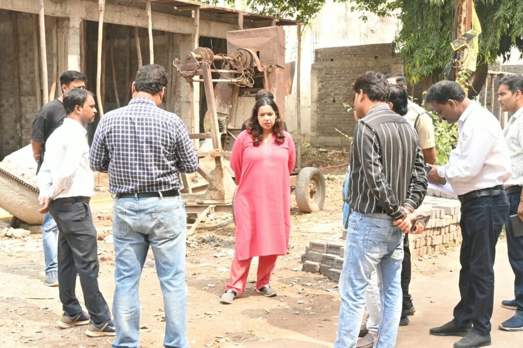 Durg : हाइजीनिक फूड जोन से ई-बस डिपो और प्रधानमंत्री आवास तक पहुंचीं आयुक्त, स्थलवार कार्यों की प्रगति का लिया जायजा