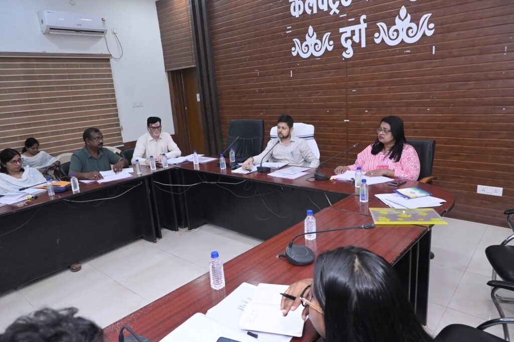 Durg : राजस्व प्रकरणों के त्वरित निराकरण पर जोर, लापरवाही बरतने वाले पटवारियों पर होगी कार्रवाई