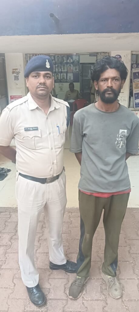 Durg : प्रेम प्रसंग के विवाद में युवती के मंगेतर पर जानलेवा हमला, मिर्च पाउडर डालकर धारदार हथियार से वार करने वाला आरोपी गिरफ्तार