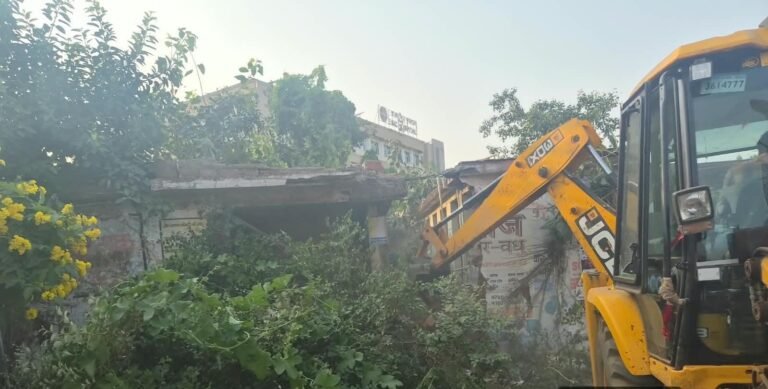 Durg : नेहरू नगर में जर्जर भवनों के ध्वस्तीकरण की कार्रवाई, जनसुरक्षा के मद्देनजर निगम की पहल