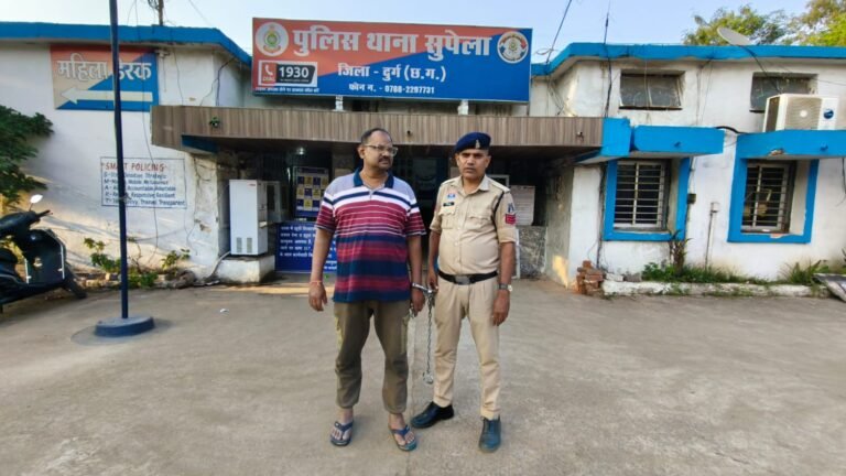 Durg : फर्जी अनापत्ति प्रमाण पत्र एवं हस्ताक्षर के आधार पर दुकान विक्रय कर 28 लाख रुपये की धोखाधड़ी करने वाला आरोपी गिरफ्तार, न्यायिक रिमाण्ड पर भेजा गया