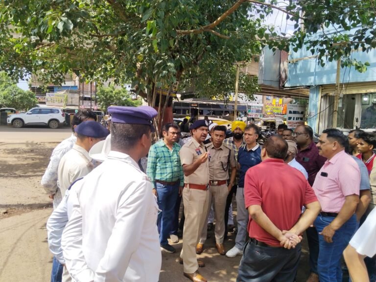 Durg : ▪️ त्योहारी सीजन में यातायात पुलिस की सख्ती, प्रमुख बाजारों में नो-पार्किंग के विरुद्ध विशेष अभियान