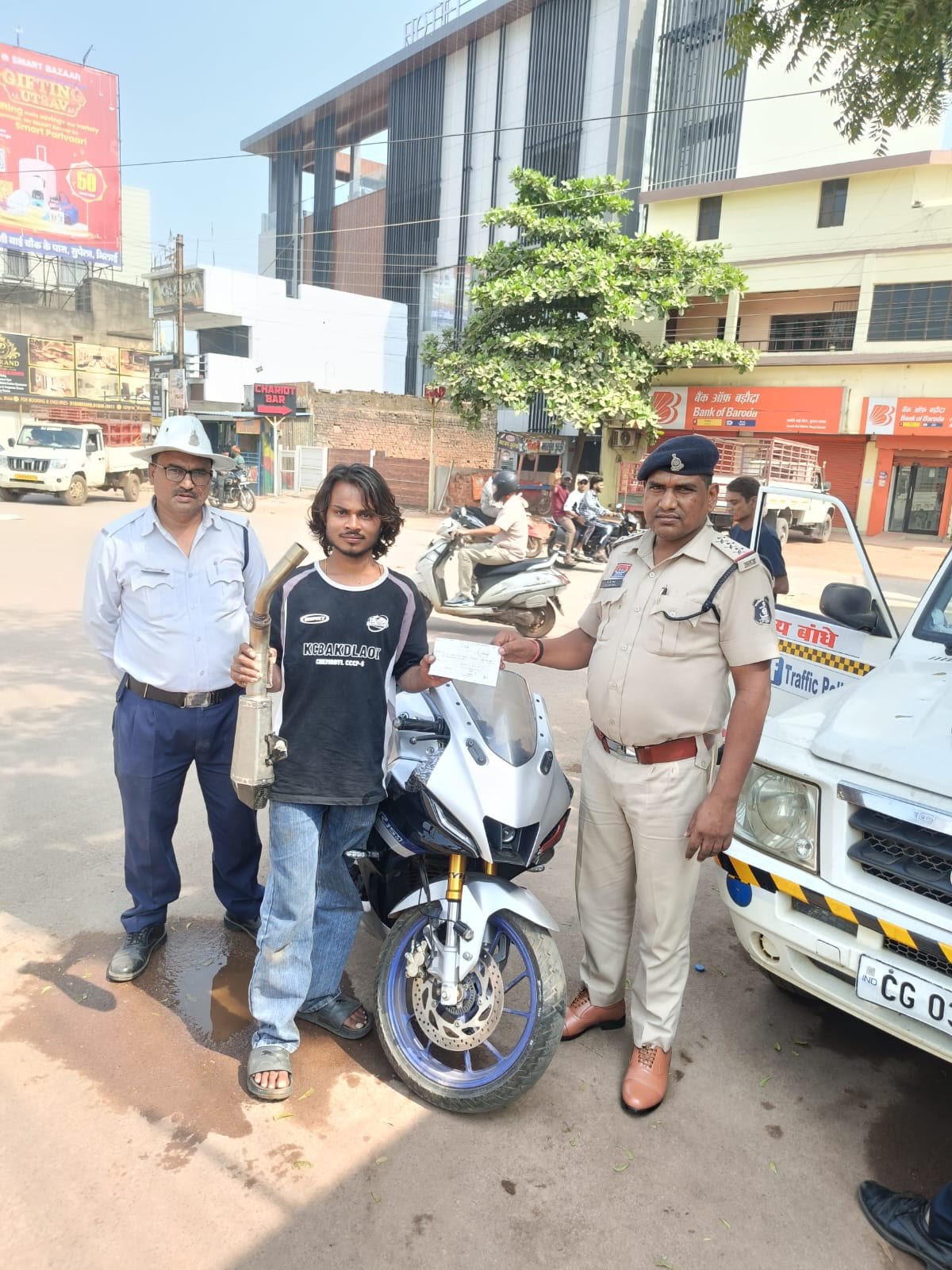 Durg : मॉडिफाइड साइलेंसर वाली R1 बाइक पर यातायात पुलिस की कार्यवाही।