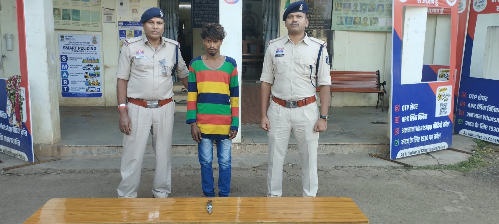 Durg : पुलिस टीम द्वारा दोनों आरोपियों की तलाशी लेने पर उनके कब्जे से एक-एक धारदार बटनदार चाकू बरामद किया गया
