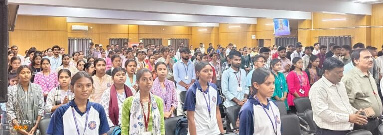 Durg : साईंस कॉलेज में युवा संवाद का आयोजन, 300 युवाओं ने ली लोकतांत्रिक कर्तव्यों के पालन की शपथ