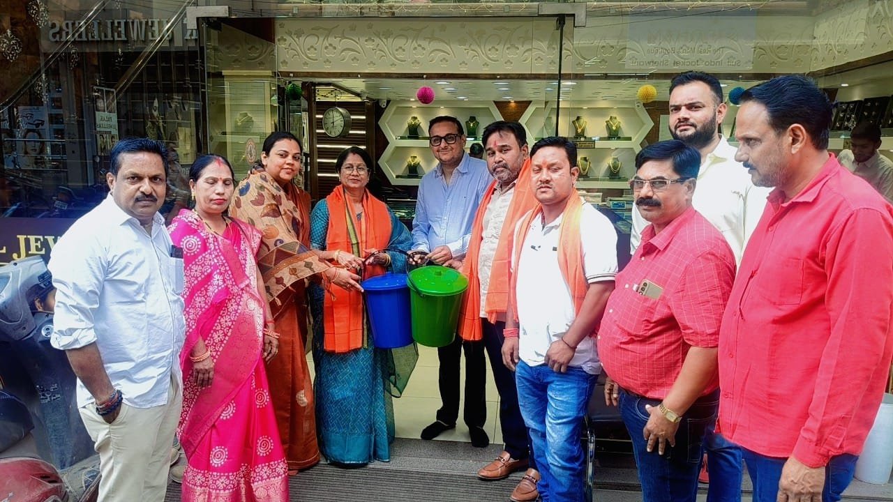 Durg : -महापौर अलका बाघमार ने दुकानदारों को वितरित किए डस्टबिन, सड़क पर कचरा नहीं फेंकने की अपील,