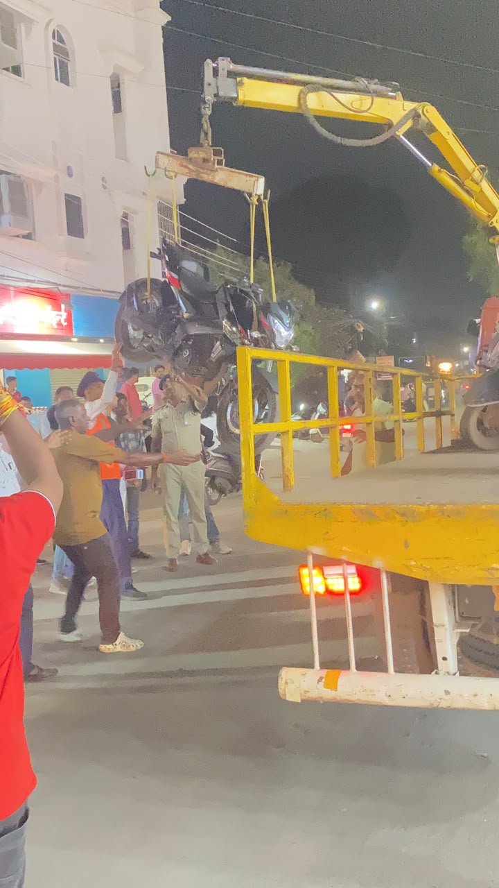 Durg : दुर्ग एवं भिलाई में यातायात पुलिस और नगर निगम की संयुक्त कार्यवाही लगातार जारी, सड़क एवं बाजार क्षेत्रों से हटाया जा रहा अतिक्रमण।