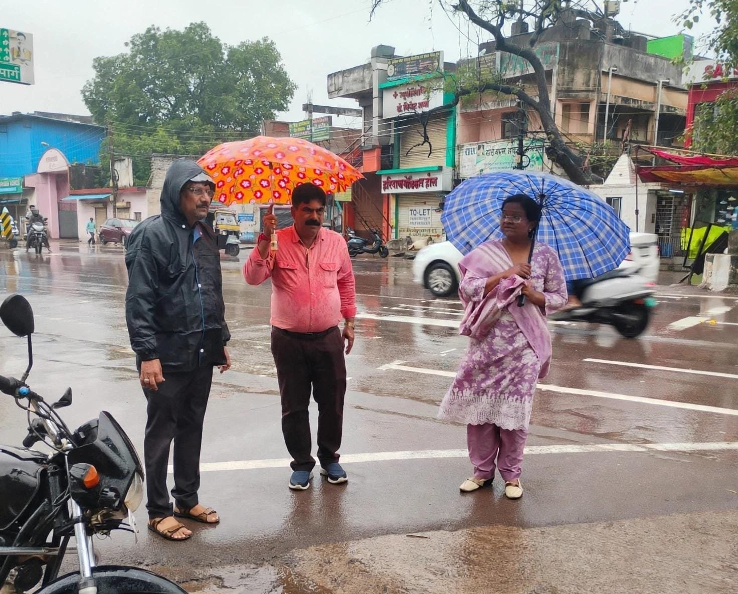 Durg : -चक्रवाती तूफान के प्रभाव को देखते हुए निगम आयुक्त लीना कोसम ने किया शहर का निरीक्षण,