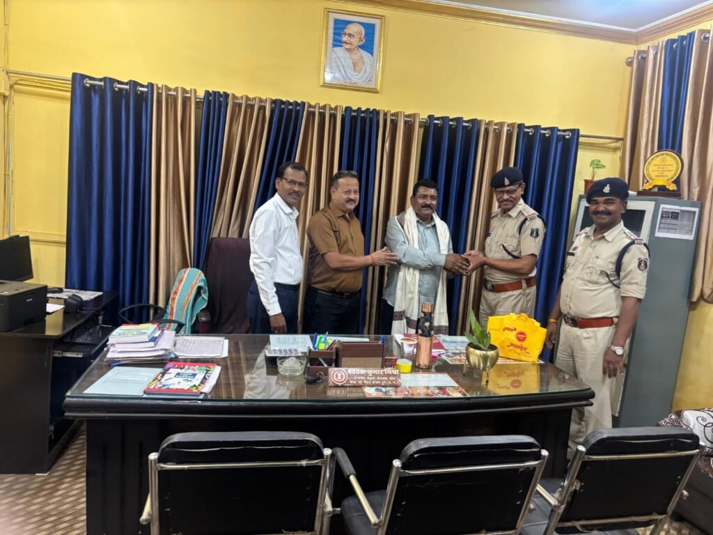 Durg : 43 साल की शासकीय सेवा के बाद उप संचालक देवेन्द्र कुमार चौबे सेवानिवृत्त, भावभीनी विदाई दी गई