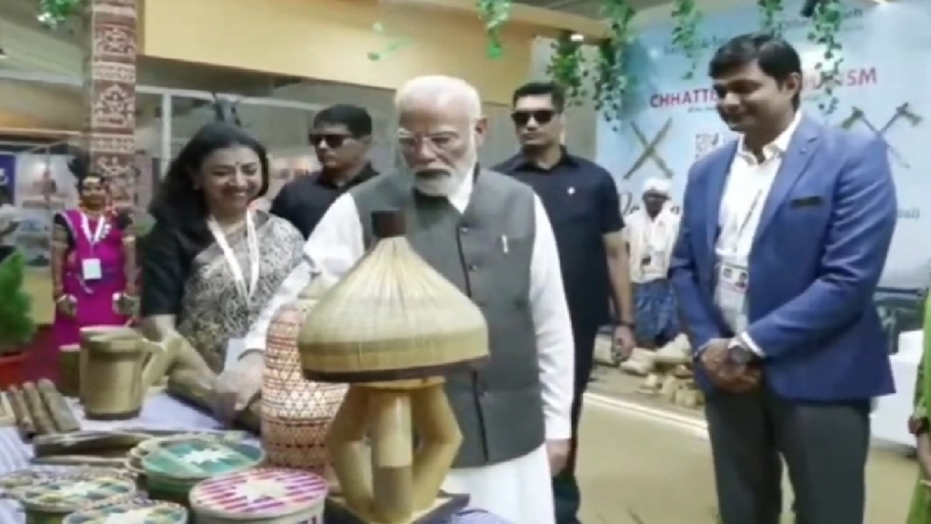 CG : पीएम मोदी ने किया छत्तीसगढ़ के स्टाल का अवलोकन, डोकरा, बांस शिल्प और कोसा को सराहा …