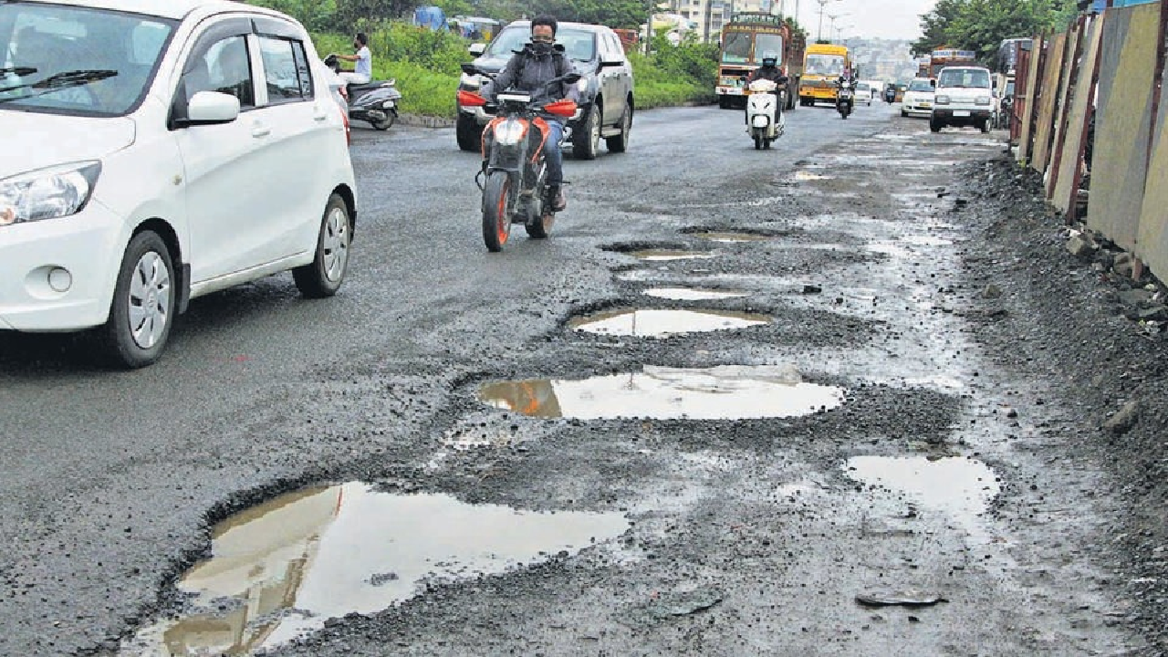 राजनांदगांव : बारिश थमी तो सड़कों की खुली पोल, गड्ढे बढ़ा रहे परेशानी …